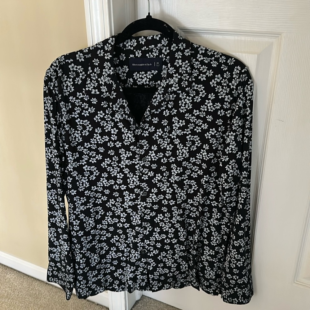 Men’s Abercrombie Long Sleeve Button-Up Floral Shirt / Size Extra Small